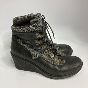 Timberland Amston‎ wedge Booties size 9.5